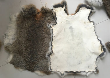 중국 Eco 친절한 무두질된 렉스 토끼 피부 가정 직물/베개를 위한 1.5-3 Cm 모피 길이 협력 업체