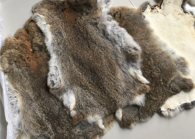 30*40cm 매끄러운 염색한 토끼 모피는 겨울 의복을 위해 온난한 안락한 강타합니다